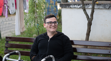 Povestea unui tânăr țintuit în scaunul cu rotile, la Visuri la cheie: „Sunt un om fericit”