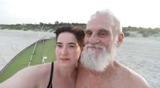 „Sunt mamă de tripleți și de gemeni, iar soțul mă tratează ca pe o regină”. Povestea unei femei care s-a căsătorit cu poștașul, mai în vârstă cu 26 de ani decât ea