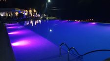 Cât costă o noapte de cazare în hotelul lui Borcea din Olimp? Piscina infinity e singura din țară de acest gen! FOTO