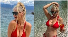 Andreea Bănică, în costum de baie combinat cu adidași și șosete la plajă. Fanii, fermecați de rotunjimile vedetei