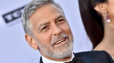 VIDEO: Momentul în care George Clooney este lovit de o mașină pe o șosea din Italia