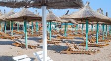 E mai ieftin să faci plajă la Ibiza decât la Vama Veche! Prețul exorbitant cu care se închiriază un șezlong