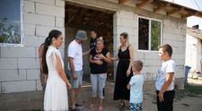 Trei copii și mama lor locuiesc într-un grajd, iar echipa Visuri la cheie le va face o casă de la 0!