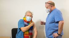 Sir Ian McKellen, interpretul lui Gandalf din Stăpânul inelelor, s-a imunizat anti-COVID