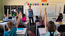 O româncă din Anglia, amendată cu 640 de lire de școala fiicelor pentru că le-a scos de la ore și le-a dus la medic în România: „Părinții comit o infracțiune