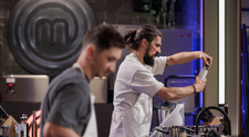 Proba gătitului în oglindă e în toi la Masterchef! Concurenții trebuie să-și monteze farfuriile. ”Fii atent, că ăla dă foc la bucătărie”. Care sunt primele verdicte ale chefilor