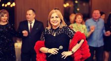 Carmen Șerban, complicații grave din cauza unui lifting facial! Cântăreața stă în fiecare zi cu perfuzii pentru a se recupera: „Mi-a apăsat pe un nerv facial”