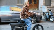 Are milioane în conturi, dar merge cu bicicleta prin oraș. Cine este vedeta care demonstrează că banii și faima nu schimbă totul