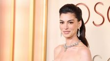 Anne Hathaway, 43 de ani, virală la premiile Oscar 2026. Reacția fanilor: ”Ce și-a făcut la față și de ce? E aproape de nerecunoscut!”