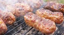Vrei sa mananci cei mai buni mici de 1 Mai? Juratii 