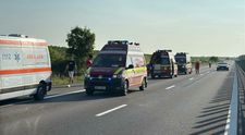 Filmul tragediei de pe A2, unde un autocar cu 28 de persoane s-a răsturnat pe marginea șoselei. Un antrenor de 23 de ani a murit