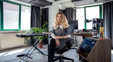 Cum trece o piesă granița? Află într-un interviu special