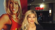 Donna D'Errico, blonda superbă din „Baywatch”, a îmbrăcat costumul de baie emblematic din anii '90. Arată fenomenal la 57 de ani