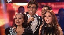 Cei 8 concurenti din semifinala au urcat impreuna pe scena sa colinde juriul si publicul! Vezi cum au cantat