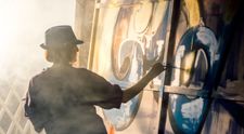 Doua artiste din Cluj Napoca, o fotografa si o pictorita, fac tablouri pe care le lasa apoi in diferite locuri din oras