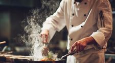 Chef celebru, reținut de polițiști. Bucătarul e acuzat de o agresiune gravă. Ce s-a întâmplat