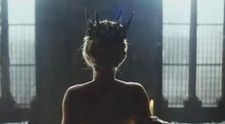 Charlize Theron, goala in noul film, intr-o cada cu lapte: VIDEO