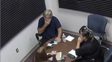 Video sfâșietor! Cum reacționează Alec Baldwin când i se spune că femeia pe care a împușcat-o a murit