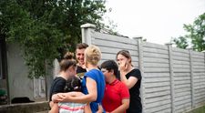 Visuri la cheie, 25 octombrie 2023. Echipa de arhitecți face cunoștință cu familia Damian, formată din cinci frați rămași fără părinți