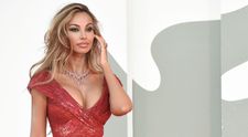 Mădălina Ghenea s-a filmat în oglindă, într-un costum de baie foarte decupat. Clipul face furori pe Instagram