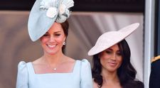 6 reguli de protocol ciudate pe care sunt nevoite să le respecte Kate Middleton și Meghan Markle 