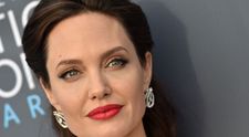 Poartă ochelari cu lentile groase și costum de lână. Angelina Jolie, de nerecunoscut în rolul sopranei Maria Callas