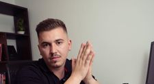 Un tiktoker celebru a fost reținut după ce a înșelat peste 500 de oameni. Ce le promitea victimelor sale