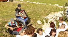 Octavian Strunila canta la acordeon, iar Catalin Josan la chitara. Vedetele de la 