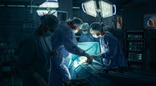 O femeie nu își mai poate închide ochii nici când doarme după ce a apelat la o operație estetică, efectuată de un medic fără licență. Câți bani a plătit pentru a se mutila pe viață