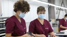 Chiar dacă are o boală care îi îngreunează munca, Elena iubește ceea ce face