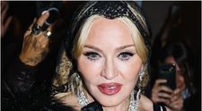 Are 66 de ani, dar i-au dispărut, ca prin minune, toate ridurile de pe față! Madonna șochează cu un nou look