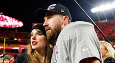 Travis Kelce, logodnicul lui Taylor Swift, amendat cu 14.491 de dolari pentru ”gestul scandalos” făcut în timpul unui meci. Momentul e viral