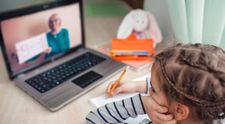 Educația în 2020: 74% dintre cadrele diactice folosesc materiale alternative pentru a preda în cadrul școlii online