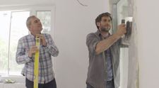 VIDEO Dragoș Bucur aplică glet de umplere și zice că poți și tu