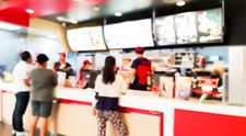Un bărbat a fost găsit fără suflare în toaleta unui celebru restaurant fast-food! Ce au descoperit polițiștii și care este cauza morții