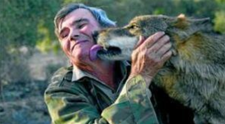 Barbatul care a fost crescut de lupi, uraste viata umana