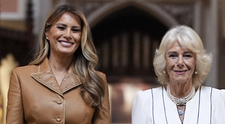 Melania Trump, într-o ținută de piele cafenie, la întâlnirea cu Regina Camilla. Fanii, bulversați: ”Arată ca o canapea!”