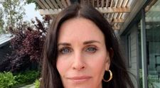 Courteney Cox s-a filmat cu un curcan în cap. Actrița a recreat o scenă celebră din serialul ”Friends”
