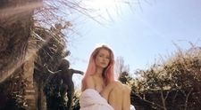 Sora lui Kate Moss se bucură de autoizolare în bikini
