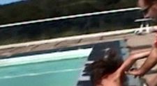 Se relaxa alaturi de iubitul ei la piscina, dar intr-o secunda totul s-a schimbat. Gluma 
