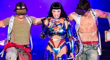 „Și-a pierdut vocea în spațiu!” Katy Perry, ridiculizată după prestația dezastruoasă de pe scenă: fanii spun că este tristă, plictisită și că pare că e acolo cu forța