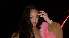 Rihanna, cu o vulpe roz pe umăr și cu burtica la vedere într-o nouă ținută-șoc!
