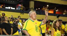 Adevărul din spatele fotografiei cu antrenorul de fotbal Carlo Ancelotti, surprins în timp ce este sărutat pasional de trei tinere, chiar în fața soției! Imaginile au pus internetul pe jar