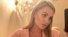 Alexandra Stan, ședință foto lipsită de inhibiții! Și-a desfăcut cămașa în timp ce era filmată