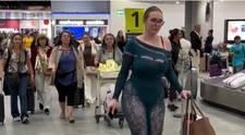 O influenceriță a șocat un aeroport întreg cu ținuta ei scandaloasă. Reacția indignată a călătorilor: ”Este jenant. Ar trebui să existe un cod vestimentar pentru zboruri”