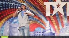Canta rap cu un debit verbal care te lasa INTERZIS. <span style=