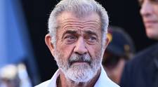 La 70 de ani, Mel Gibson are din nou iubită! Cine este blonda celebră de 44 ani, cu care s-a sărutat pătimaș pe străzile din Italia