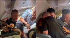 Panică la bordul unui avion! Un pasager a vrut să deschidă ușa aeronavei, în timpul zborului, după ce a încercat să intre în cabina piloților. Ce au surprins martorii