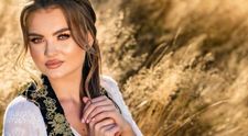 Cântăreața Irina Maria Birou luptă pentru titlul de ”cea mai frumoasă ciubăreasă”. Cum a pozat în costum de baie