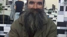 Transformarea unui om al strazii din Timisoara. A fost convins sa isi dea barba jos dupa cinci ani